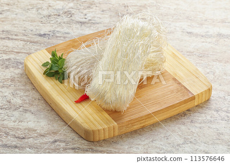 Raw cellophane noodles for bowling 113576646