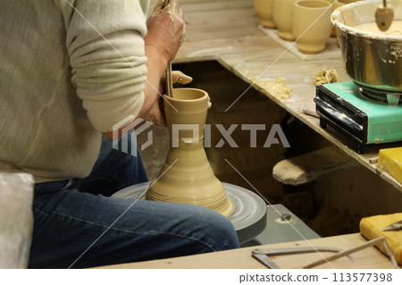 做陶器的一個人的手 113577398