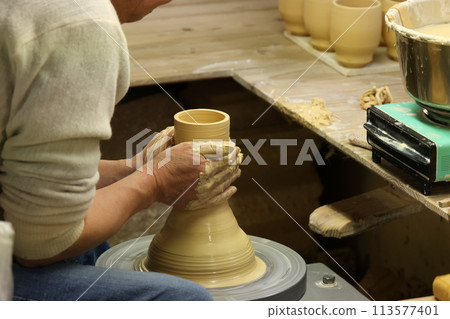 做陶器的一個人的手 113577401