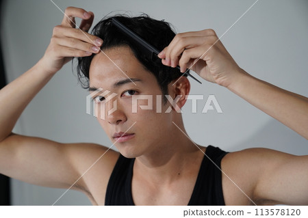 年輕人正在做頭髮 年輕人正在做頭髮 113578120