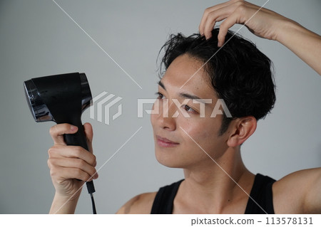 年輕人正在做頭髮 113578131