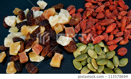 烘焙用乾果、枸杞和南瓜籽 113578694