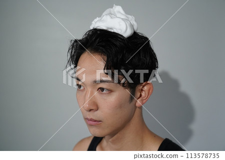 年輕人洗頭 113578735