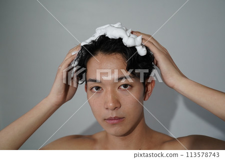 年輕人洗頭 年輕人洗頭 113578743