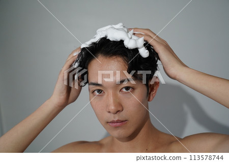 年輕人洗頭 113578744