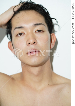 年輕人上半身特寫肖像 年輕人上半身特寫肖像 113578856