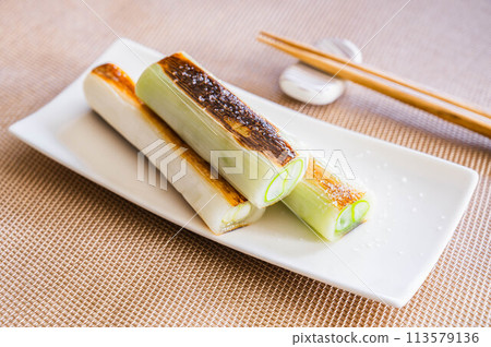 Grilled leeks 113579136