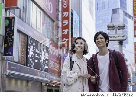 Inbound foreign couple sightseeing in Shibuya Inbound foreign couple sightseeing in Shibuya 113579780