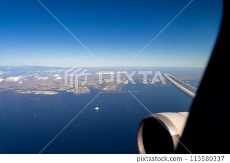 機場飛機羽田機場起飛上午中午明亮的航空公司發動機制動終端鳥瞰圖 機場飛機羽田機場起飛上午中午明亮的航空公司發動機制動終端鳥瞰圖 113580337