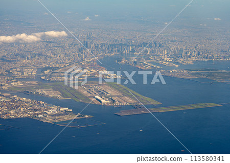 機場飛機羽田機場起飛上午中午明亮的航空公司發動機制動終端鳥瞰圖 113580341