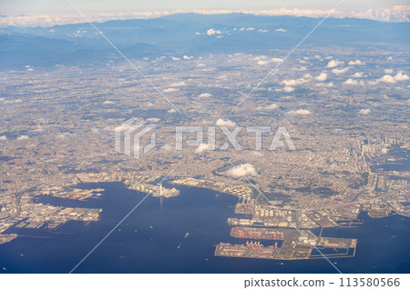 機場飛機羽田機場起飛上午中午明亮的航空公司發動機制動終端鳥瞰圖 機場飛機羽田機場起飛上午中午明亮的航空公司發動機制動終端鳥瞰圖 113580566