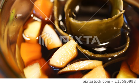 用生薑萃取物醃製蔬菜棒製成的泡菜 用生薑萃取物醃製蔬菜棒製成的泡菜 113580998