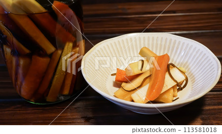 Pickles made from vegetable sticks soaked in ginger extract 113581018
