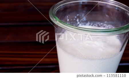 木桌和自製酸奶 113581110