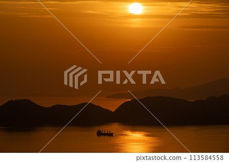 金色的大海和夕陽 金色的大海和夕陽 113584558