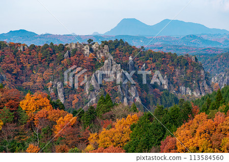 美麗的山與秋天的落葉 美麗的山與秋天的落葉 113584560