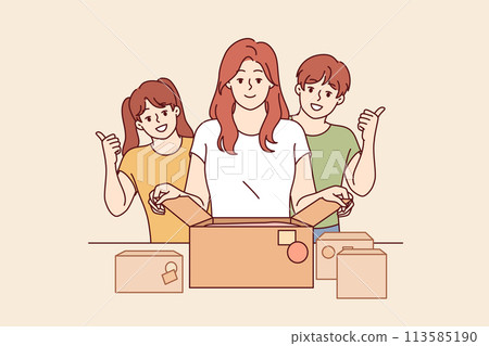 Mother and children prepare donation boxes, wanting to be useful to society and volunteer Mother and children prepare donation boxes, wanting to be useful to society and volunteer 113585190
