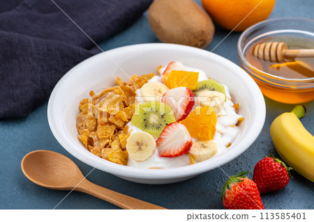 桌上的早餐麥片、優格和水果 113585401