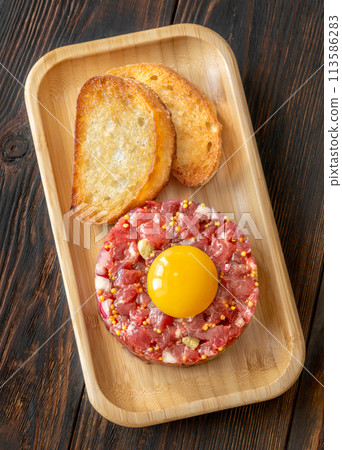 Beef steak tartare Beef steak tartare 113586283