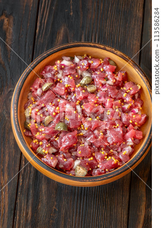Beef steak tartare 113586284
