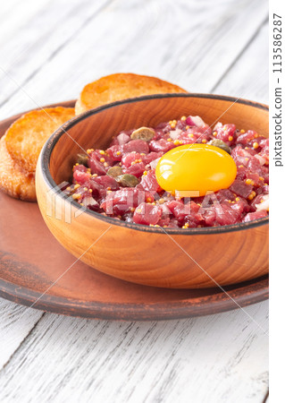 Beef steak tartare 113586287