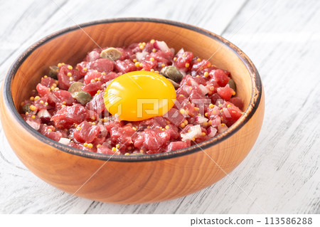 Beef steak tartare 113586288
