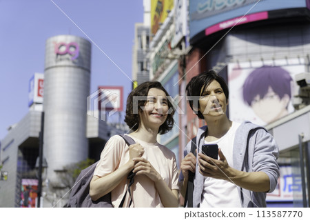 Inbound foreign couple sightseeing in Shibuya 113587770