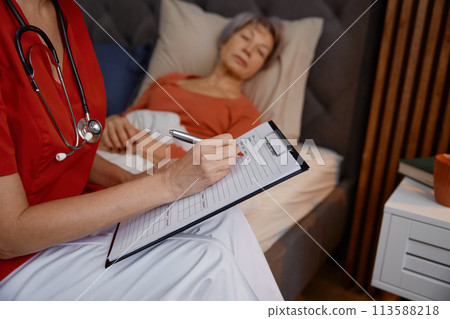 Young woman doctor visiting elderly woman patient in retirement house Young woman doctor visiting elderly woman patient in retirement house 113588218