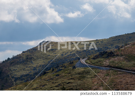 The beautiful scenery of Shikoku Karst, which spans Kochi and Ehime prefectures in Japan 113588679