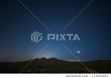 A beautiful starry sky in the Shikoku Karst region, spanning Kochi and Ehime, Japan 113588847