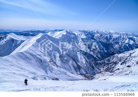 從山頂附近看到的谷川山雪山(群馬縣國界嶺步道) 從山頂附近看到的谷川山雪山(群馬縣國界嶺步道) 113588966