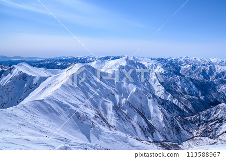 從山頂附近看到的谷川山雪山（群馬縣國界嶺步道） 113588967