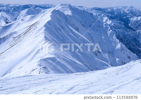 從山頂附近看到的谷川山雪山(群馬縣國界嶺步道) 從山頂附近看到的谷川山雪山(群馬縣國界嶺步道) 113588976