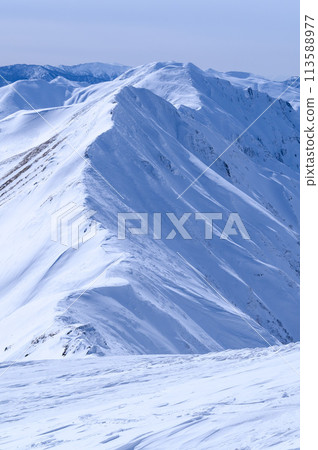 從山頂附近看到的谷川山雪山（群馬縣國界嶺步道） 113588977