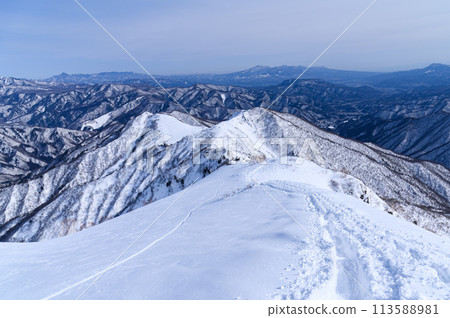 沿著雪山谷川和天神山的陡坡下降 113588981