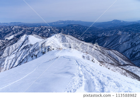 Descending the steep slopes of the Tenjin Ridge on Mount Snowy Tanigawa 113588982