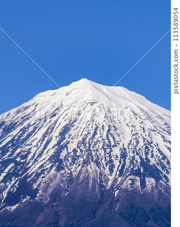 Mount Fuji with remaining snow as seen from Fujinomiya City, Shizuoka Prefecture 113589054