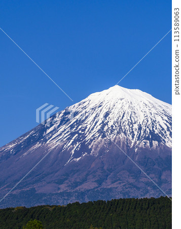 Mount Fuji with remaining snow as seen from Fujinomiya City, Shizuoka Prefecture Mount Fuji with remaining snow as seen from Fujinomiya City, Shizuoka Prefecture 113589063