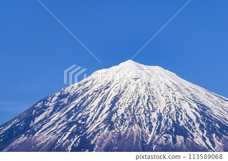 Mount Fuji with remaining snow as seen from Fujinomiya City, Shizuoka Prefecture 113589068