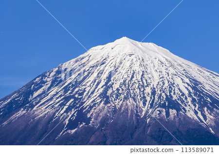 Mount Fuji with remaining snow as seen from Fujinomiya City, Shizuoka Prefecture 113589071
