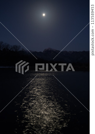 月齡:18.2 沉睡的月亮向西傾斜,月亮的軌跡倒映在灌溉池塘的水面上 月齡:18.2 沉睡的月亮向西傾斜,月亮的軌跡倒映在灌溉池塘的水面上 113589453