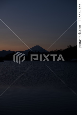 The dawning sky, Mt. Fuji standing like a silhouette, and the lake surface rippling in the wind 113589566