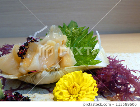 A photo of white clam sashimi with a crunchy texture and subtle sweetness, rich in the aroma of the seashore 113589606