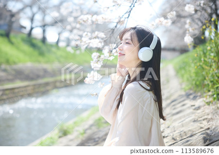 櫻花下聽音樂的女人 113589676