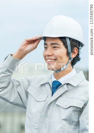 Young worker wearing a helmet 113589790
