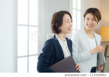 Business woman, office casual 113589902
