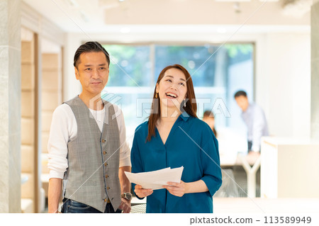 在辦公室工作的中年商務人士 在辦公室工作的中年商務人士 113589949
