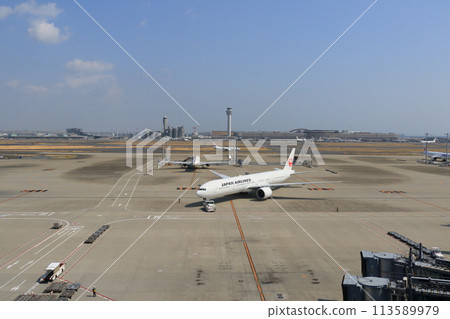 Passenger plane being towed Passenger plane being pushed back 113589979
