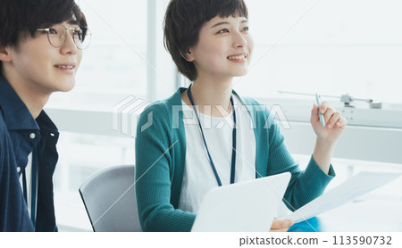 在計算機上工作的年輕男女 113590732