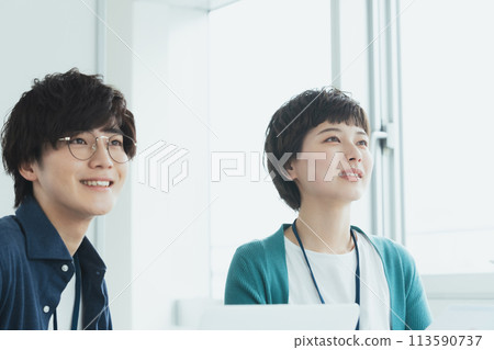 在計算機上工作的年輕男女 113590737